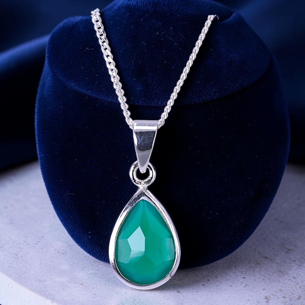 VFHN7027 Vibrant Green Onyx Teardrop Silver Pendant - Image 1